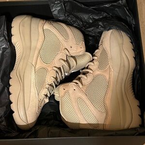 Yeezy Men’s Season 6 Desert Boot in Taupe. Size 10 (US)